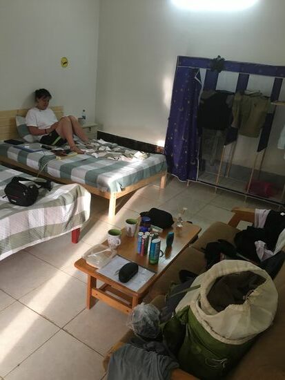 Christine beim „Berichten“ bei dem Chaos im Zimmer...noch schnell ein paar Zeilen, bevor es mit der Fähre nach Tadschura geht