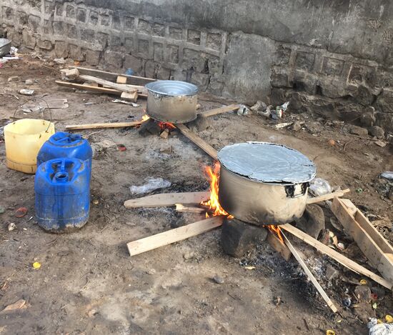 Hier köchelt das tägliche Essen der Bevölkerung, die allesamt schon draußen auf den Straßen sitzen