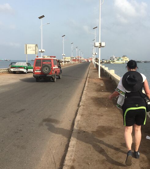 Endspurt zum Fährhafen, gleich legt unser Schiff ab.
Es ist schon wieder unerträglich heiß!