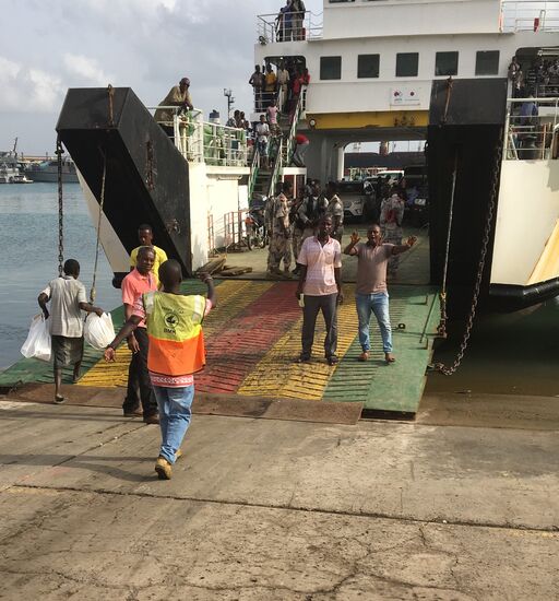 Wir sind quasi die letzten Passagiere die an Bord dürfen, Klappe zu und sogleich wird abgelegt!
Die Tickets kosten 700 DjF pro Person—ca 3,50 Euro