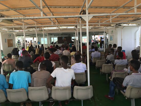 Erstes Oberdeck der Fähre ist sehr gut belegt