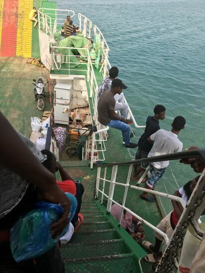 Überall auf den Treppen und Gängen stehen die Reisenden und schauen gespannt auf den Golf von Tadschura—auch Ziegen “parken” eingepfercht in einem eingezäunten Areal