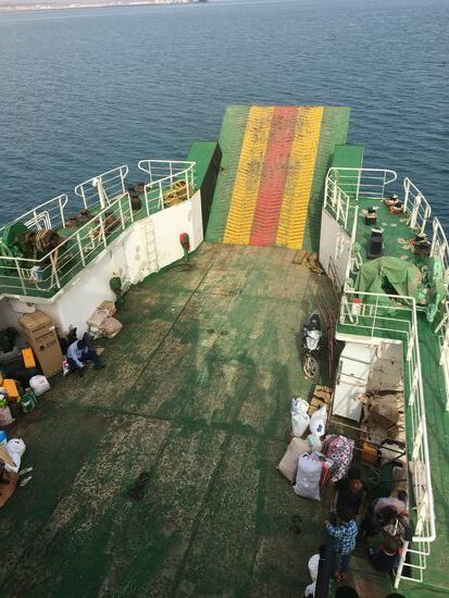 Blick vom ersten Oberdeck auf den Ladebug...die Klappe ist oben und scheint sicher zu halten