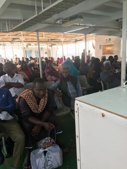 Erstes Oberdeck vom Bug aus fotografiert (steuerbordseitig)
Erst sitzen alle brav—später schlafen viele...