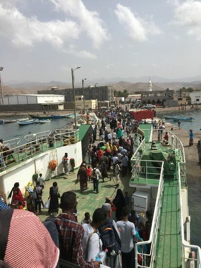 Oh je...die Einheimischen stürmen eilig von Bord...als gebe es kein Morgen mehr....
Es empfängt uns wieder die brütende Hitze und viele Neugierige...