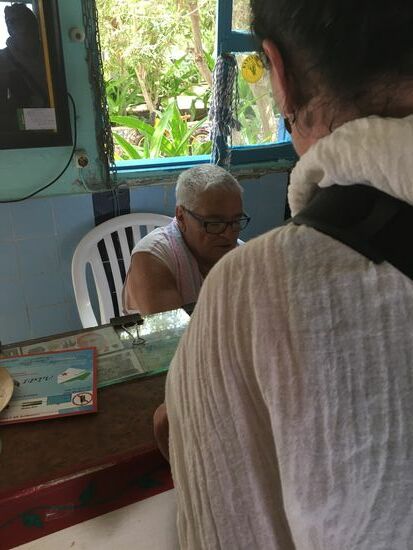 Der Inhaber des „Le Golfe“ ist ein etwas fülliger „Louis de Funes“, der nur die französische Sprache spricht (er ist Franzose)