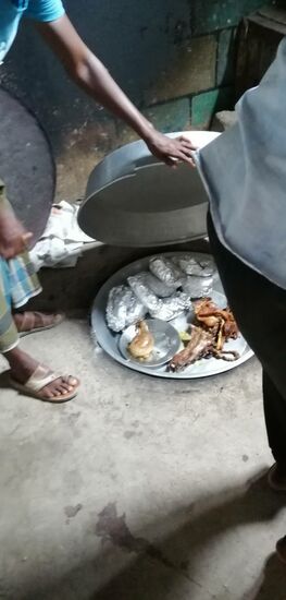 Die Einheimischen bereiten hier z.B. Ziegenfleisch in einer Art „Erdkochtopf“ vor—Hygienevorschriften darf man hier gerne außer acht lassen...