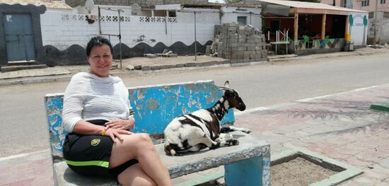 Christine mit Ziege (Freundinnen beim Plausch)