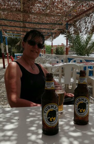 Das teuerste Bier in Tadschura, die Flasche für umgerechnet 7,50 Euro (da ist jeder Tropfen ein Genuss und es kommt rein garnichts um), woanders gibt es kein Bier weit und breit