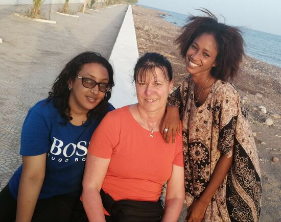 Christine mit Einheimischen, die wir dort in dieser Wohnanlage getroffen haben und von sich in westlicher Kleidung Fotoaufnahmen gemacht haben