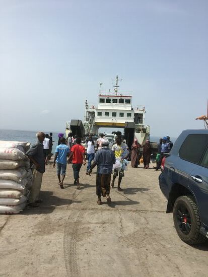 Endlich sind wir auch an der Reihe und können wieder den festen Boden unter den Füßen spüren...Land von Tadschura