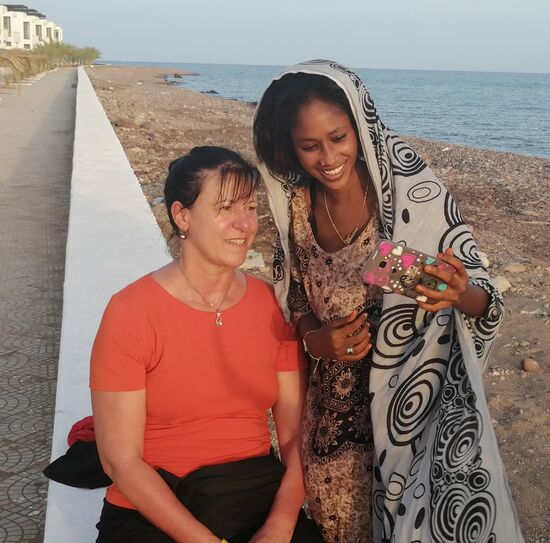 Erstaunlich, dass die junge Dame (mit wirklich wunderschönen Augen) sich, nachdem wir höflich aus diesem Areal „geworfen“ wurden, komplett in eine schwarze Burka gekleidet hat und nur noch ihre stechend auffälligen Augen zu sehen waren.
Noch lange haben wir über dieses Erlebnis geredet, welches uns unvergessen bleibt...