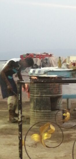 Dort wird gerade unser Abendmahl zubereitet, ein Ölfass mit gedengeltem Blech als Bratpfanne oben auf