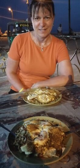 Es gab eine Art Gehacktes (vermutlich von der „Plastikziege“) mit Kohl, Zwiebeln, Eier-Omelette, Bananen verfeinert mit „afrikanischem“ Ketschup (den wir weggelassen hätten!)...sonst schmackhaft und mit einer Cola dazu für ca. 4,50 Euro (beide Portionen zusammen)