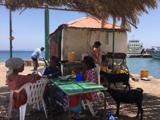 Das ist das “Restaurant Istanbul”—lustig—eine Bude, aber Mama zaubert ständig leckere Gerichte auf abgenutzten Plastiktellern für die überwiegend männlichen Gäste