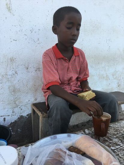 Der Kleine ist irgendwie ein Außenseiter, meist läuft er allein herum. Hier verdrückt er gerade ein Stück Kuchen bei “Mama Istanbul”