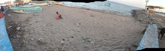 ......und da sitzt er allein am Strand...