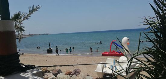 Freudiger Badespaß der einheimischen Kinder direkt am Hotelstrand des “Le Golfe”
