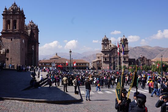 Auf dem großen Platz von Cusco finden viele Paraden statt. Dazu wird Musik gespielt und getanzt. Die Peruaner bereiten sich auf den 28.Juli, den Unabhängigkeitstag, vor.