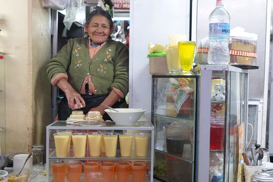 Bei dieser lustigen und rüstigen Omi trinken wir Kaffee und holen uns für den morgigen Tag leckere Käse-Avocadobrötchen. Sie ist so gut drauf und unterhält die komplette Gasse, in der sie ihre Köstlichkeiten verkauft.