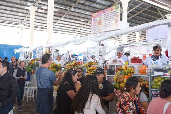 In dieser Gasse werden Säfte frisch zubereitet und auch gleich getrunken. Wir nehmen einen Mangosaft.