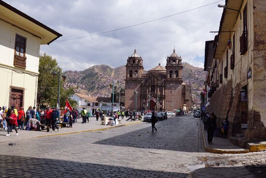 Wir verabschieden uns vom Markt und tragen unsere Avocadobrötchen erstmal Heim. Hier ist wieder eine von den vielen Kirchen Cuscos.