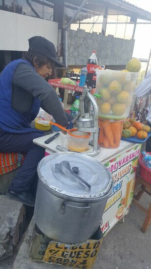 Auf dem Rückweg belohnen wir uns mit einem frisch gepressten O-Saft für 3 Soles