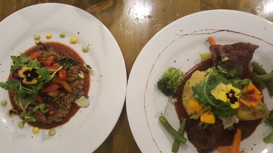 Thalia hat als Hauptgericht einen Quinoa-Auflauf und ich ein vorzügliches Steak.