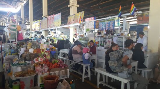 Hier ist vielleicht was los!!! Soooo viele Stände, an denen die verschiedensten Sachen zubereitet und sofort verzehrt werden.