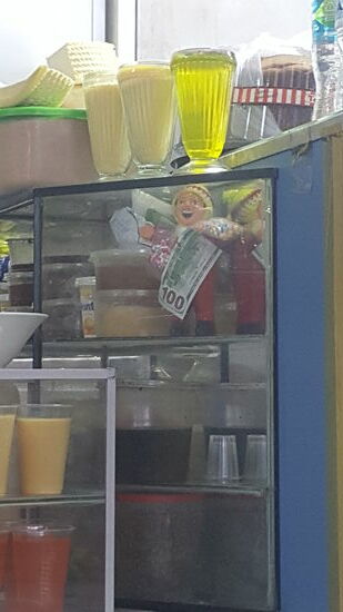 Ihre Glasvitrine—heute im Angebot: Vanillepudding und Kirschpudding..