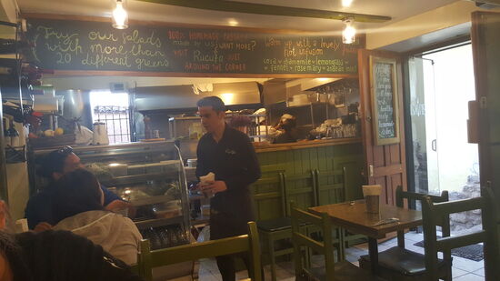 Hier ist es nicht so einfach einen Platz zu bekommen—aber wir sind schon um 17 Uhr da. Als wir später hier vorbeikommen, sehen wir wie so oft eine Warteschlange vor dem Restaurant.