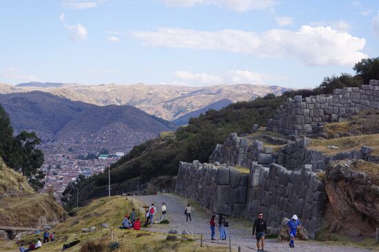 Diese Festung diente dazu, den Zugang zu Cusco zu sichern und war andererseits eine zeremonielle Stätte.