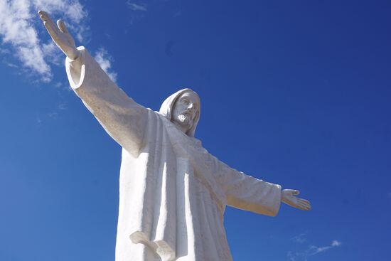 Wir wandern auch den Berg zum Christo Blanco hoch.
