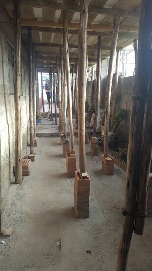 Hier bekommen wir Frühstück. So kann man Decken auch abstützen...