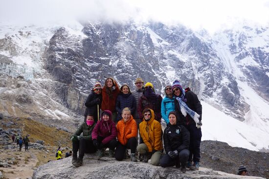 Oben macht Julio von den „Crazy Lamas“ noch ein paar „Family Pictures“. Dazu werden alle Handys und Kameras auf einem Haufen gesammelt und er macht nacheinander mit jedem ein paar Bilder für uns.