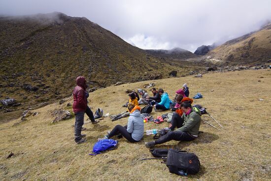Wir machen wieder einen Stop und Julio verteilt wieder Coca-Blätter und erklärt ein Ritual.