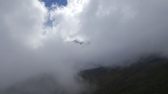 Da lugt die Bergspitze hervor