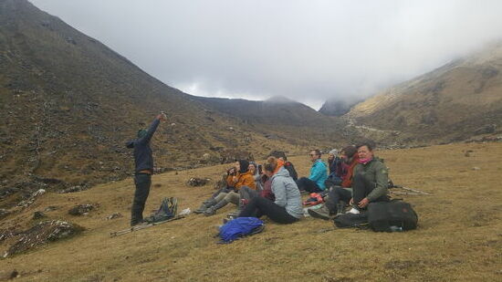 Dann zaubert Julio eine Flasche Rum aus seinem Rucksack und wir dürfen aus einem Horn trinken. Erst wird ein kleiner Schluck auf Mutter Erde „Pachamama“ gekippt, um uns zu bedanken. Dann dürfen wir einen Schluck trinken.
