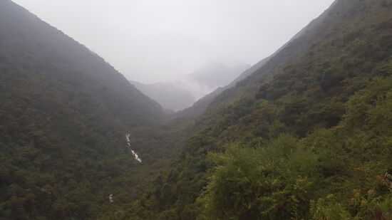 Während des gesamten Abstiegs haben wir nur ein Foto geschossen. Der Weg war die Hölle für mich und ich habe in diesen letzten Stunden diese Trekkingtour x-Mal verflucht. Ich kam nur im Schneckentempo voran, weil ich Angst hatte zu fallen und der Abstand zu den anderen wurde immer größer