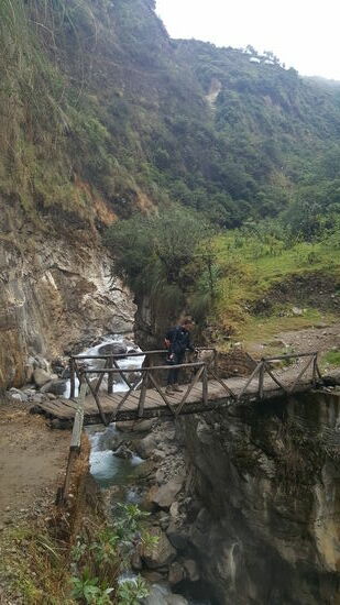 Wir müssen unzählige Brücken dieser Art überqueren—teilweise sind sie kaputt und unsicher