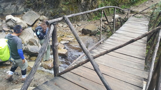 Diese Brücke am Wasserfall ist gesperrt, sodass wir daneben den Fluss über die Steine überqueren müssen.