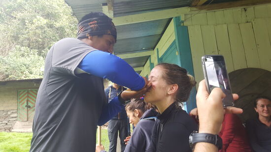 Wieder ein Ritual: Julio zerreibt Blätter zwischen seinen Händen und dann dürfen wir tief inhalieren. Puuhh.....das macht die Atemwege frei!