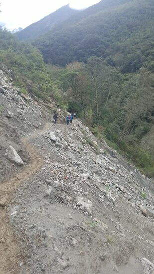 Wieder ein paar Kilometer Höllenweg—und außerdem immer nah am Abgrund