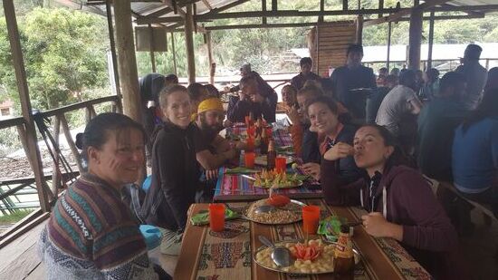 Heute wurde das Essen besonders nett angerichtet. Hier gibt es auch Bier zu kaufen und einige belohnen sich