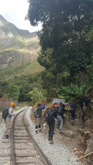 Wir haben jetzt noch 11km Weg entlang der Schienen vor uns.