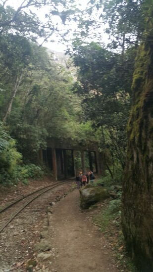 Öfter naht die Inka-Bahn-sie kündigt sich mit lautem Pfeifen an und alle springen schnell von den Schienen.