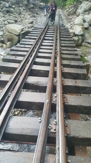 Oft ist zwischen den Bohlen nur das gähnende „Nichts“ und Thalia muß meine Hand halten, weil mir schwindelig wird—vielleicht doch etwas Höhenangst?