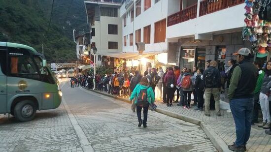 Bis kurz vor 6 Uhr werden noch die Leute mit den Uhr-Tickes hochgekarrt, dann wechseln sie die Schilder