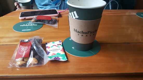 Es gibt sogar Snacks und Kaffee im Zug—okay, so ein Ticket kostet auch 80 US$ Und die Fahrt dauert nur 1,5 Stunden.