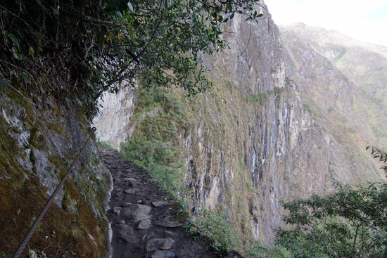 Hier sollte man sich in schwindelerregender Höhe lieber am Drahtseil festhalten. Es geht ohne jegliche Absicherung steil in die Tiefe